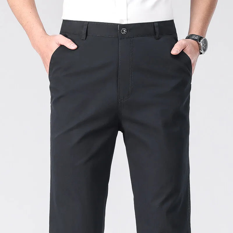 Calça chino masculina de algodão preta, botão no cós e bolsos frontais