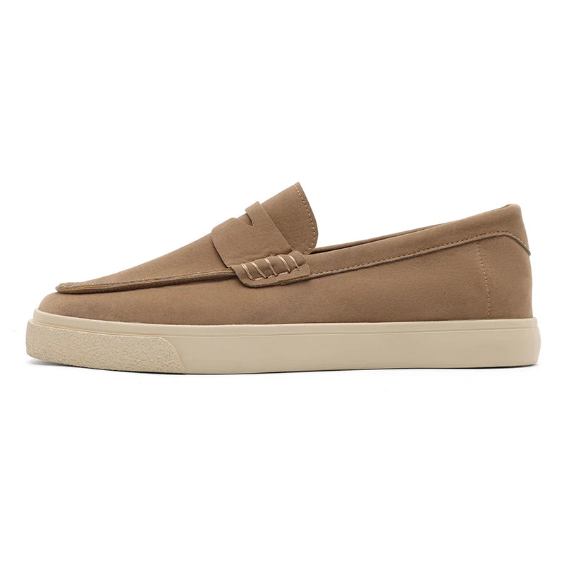 Mocassim tipo loafer bege com tira na parte superior e solado claro