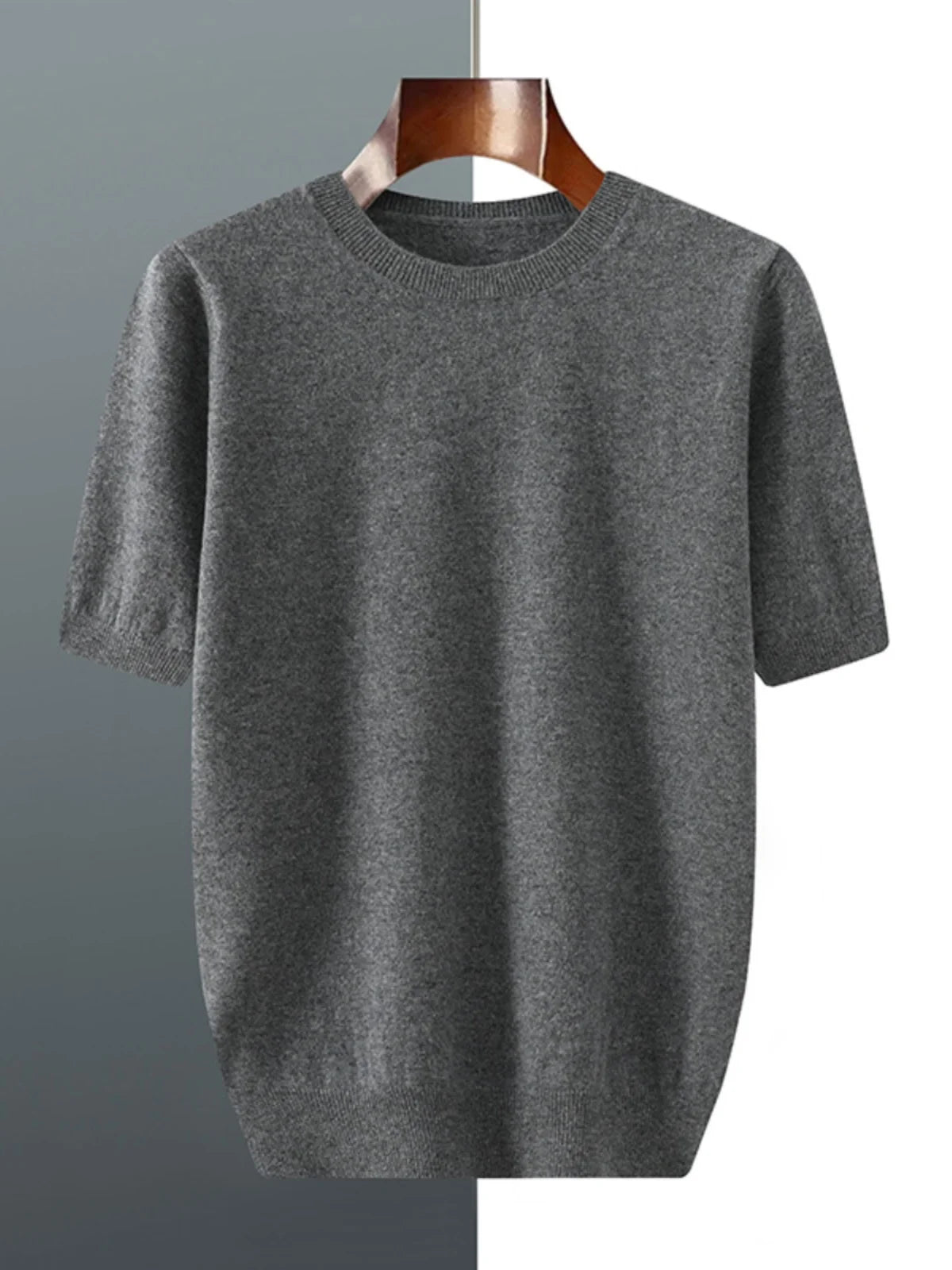 Camiseta de tricô masculina de manga curta cinza mescla, gola redonda e caimento solto