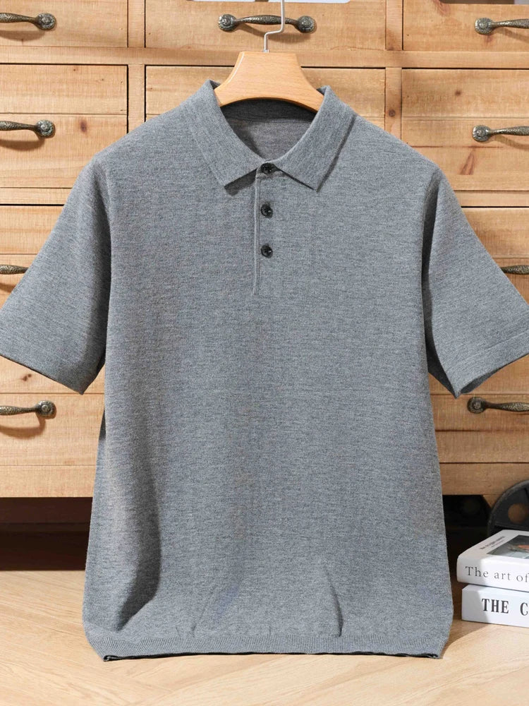 Polo de lã tricô cinza mescla, gola polo e botões alinhados na parte frontal