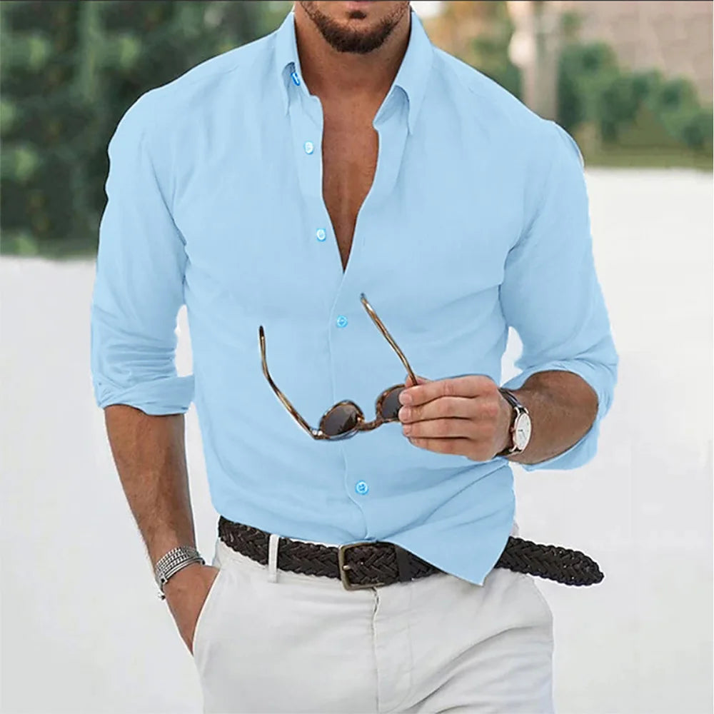 Camisa de linho azul clara com botões frontais e mangas dobradas
