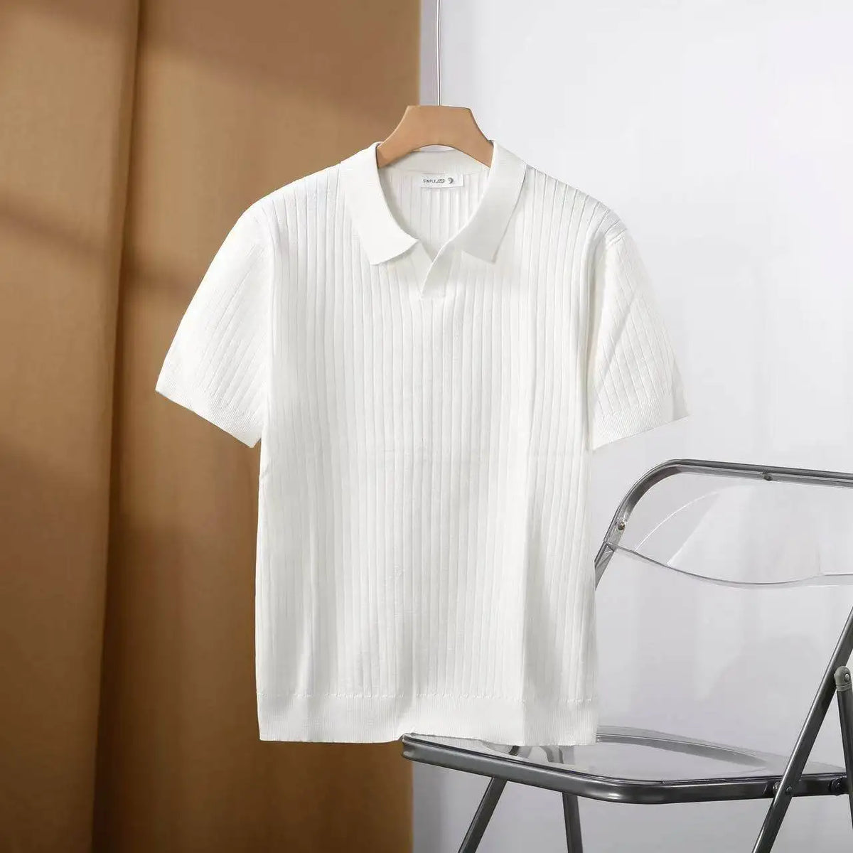 Camisa polo masculina branca com gola polo e mangas curtas, tecido canelado fino