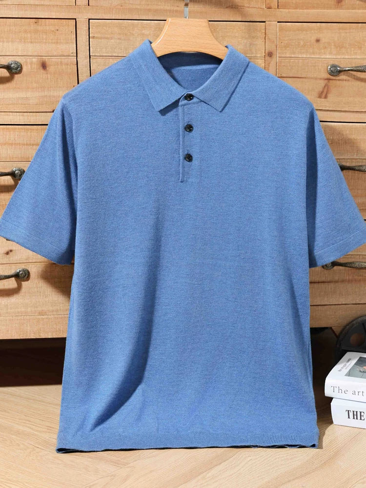 Polo de lã tricô azul claro, gola polo e botões na parte superior frontal