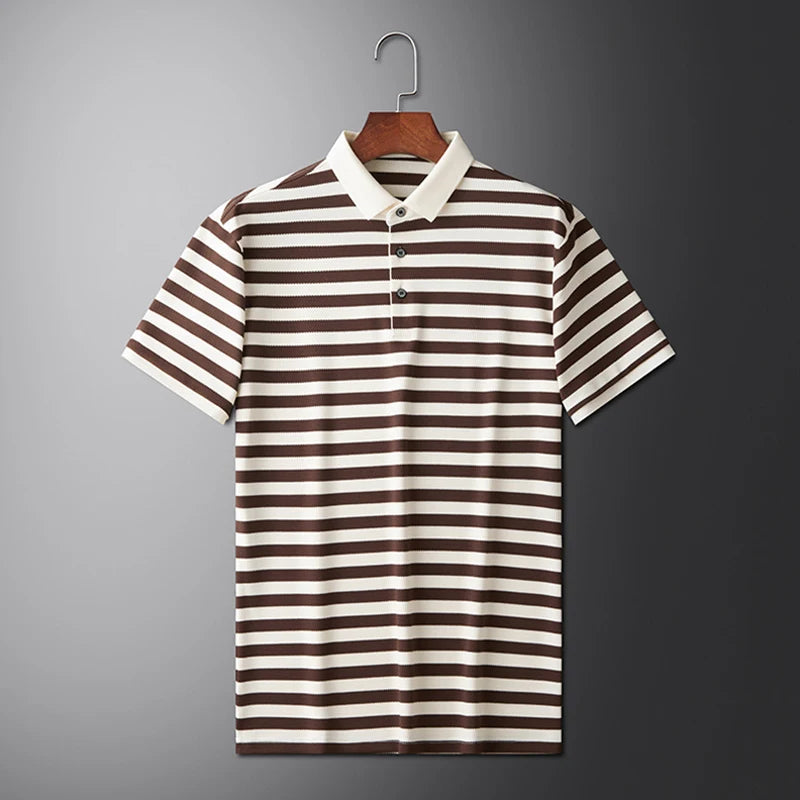 Camisa polo listrada marrom e branca, gola clara com botões