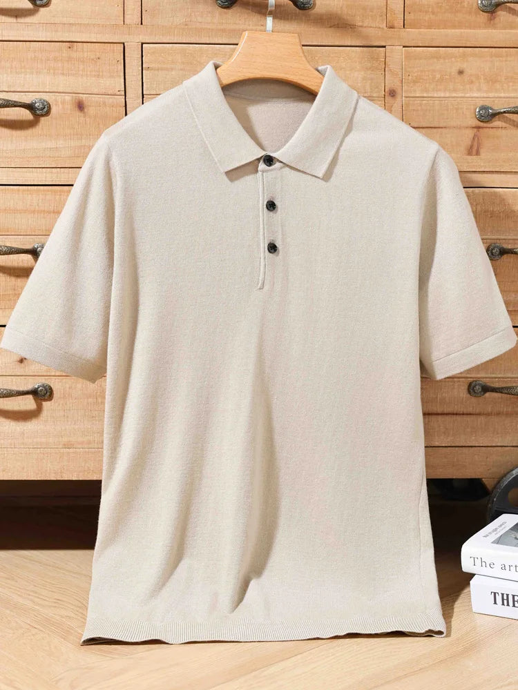 Polo de lã tricô bege claro, gola polo e botões na frente