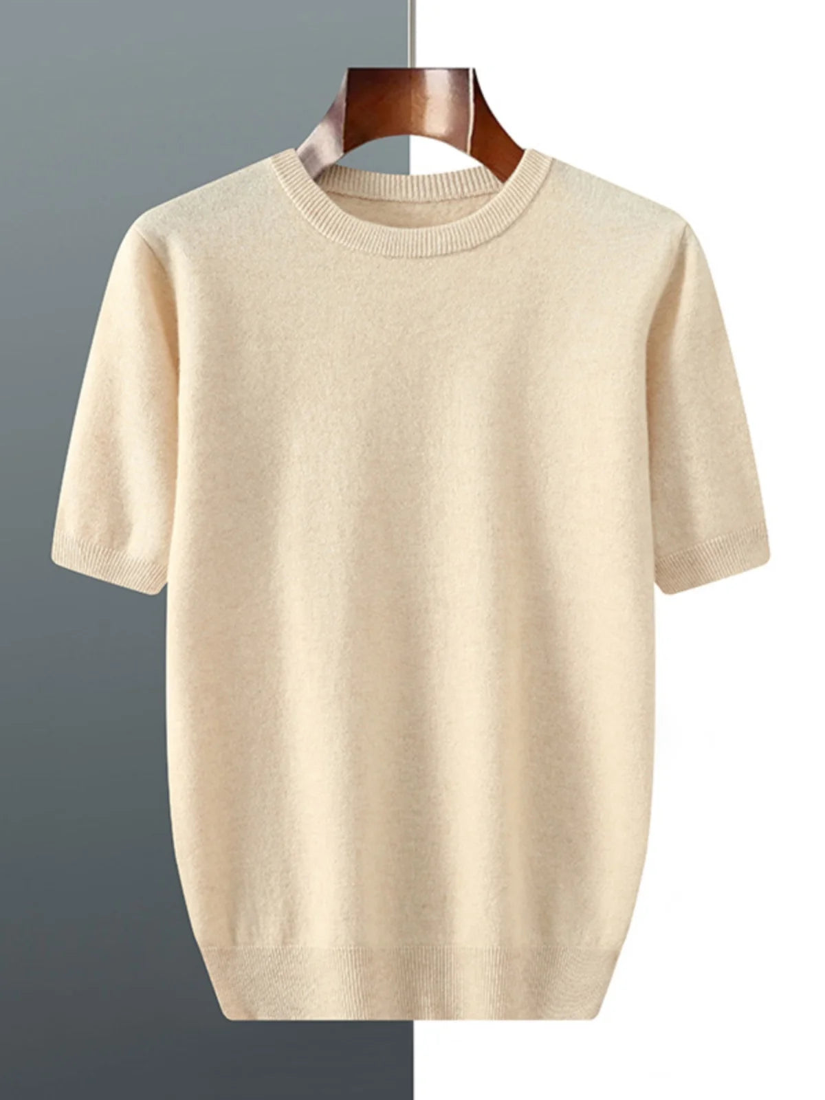 Camiseta de tricô masculina de manga curta bege claro, gola redonda e caimento solto