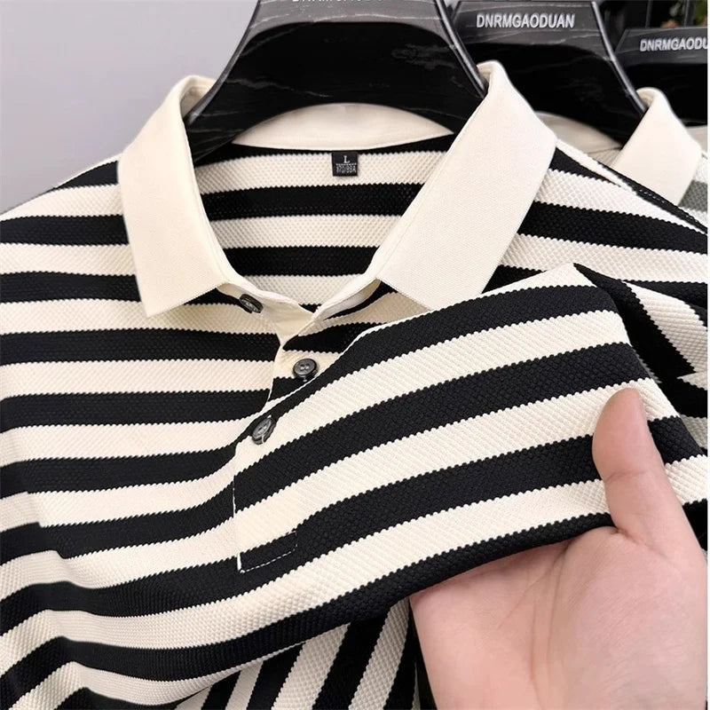 Camisa polo listrada preta e branca, gola creme e botões escuros