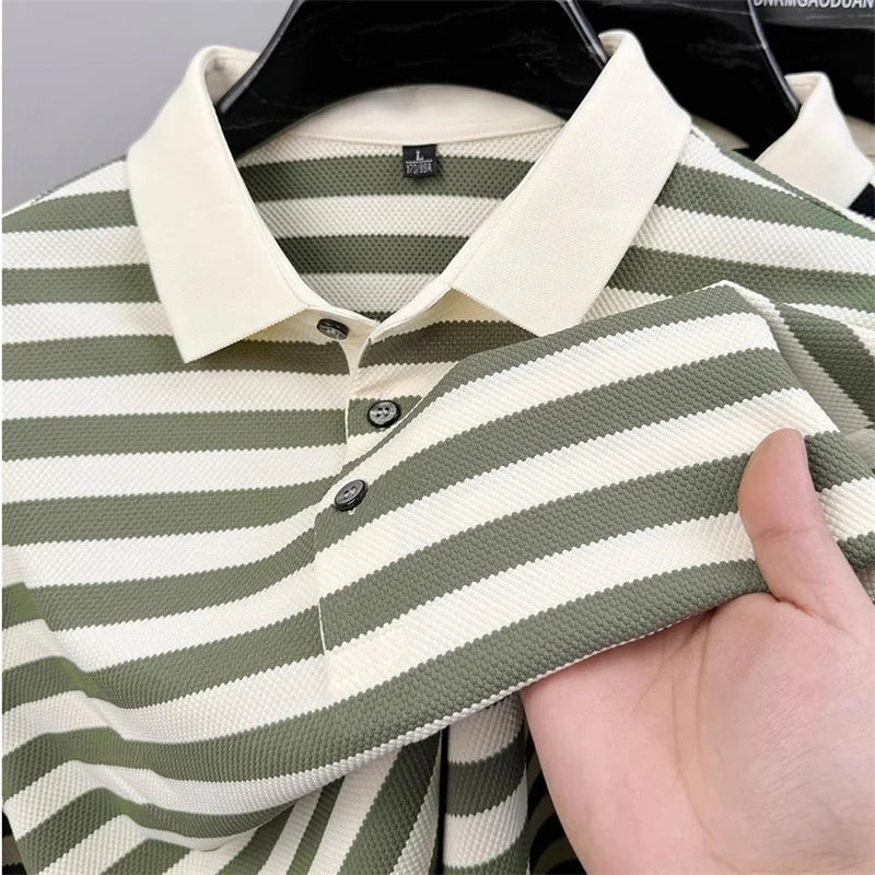 Camisa polo listrada verde e branca, gola creme e botões pretos